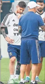  ??  ?? Messi cabizbajo junto a Sampaoli.