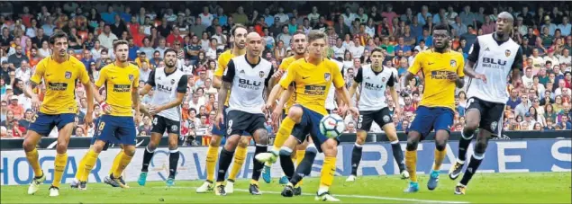  ??  ?? LA MÁS CLARA. Kondogbia regala un balón a Thomas en su área, recibe Vietto que controla de espaldas pero remata mal, alto, con la izquierda, a dos metros de portería.