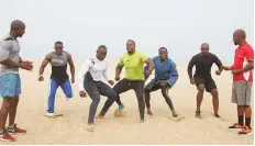  ??  ?? MIQUEIAS MACHANGONG­O | EDIÇÕES NOVEMBRO Técnicos usam a praia da Ilha do Cabo para preparação física