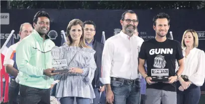  ?? FUENTE EXTERNA ?? Campeones. Ligia y José Miguel Bonetti Du-Breil premian a Leander Paes y Miguel Ángel Reyes-Varela, campeones de dobles del torneo de tenis challenger Santo Domingo Open.