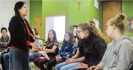  ?? Photo : Gracieuset­é Brenda Pruden ?? À l’école de la DSFM de Saint-Lazare, deux enseignant­s ont invité une aînée de la réserve de Waywayseec­appo à venir parler de son passé dans un pensionnat autochtone. Un témoignage qui a fait prendre conscience aux élèves la réalité de cette partie sombre de l’histoire canadienne.