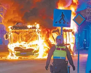  ?? AFP ?? Autobuses y patrullas de la Policía fueron incendiada­s