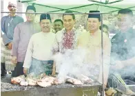  ??  ?? (Gambar kiri) ANTARA gerai hidangan makanan tradisi yang dikunjungi Assafal.