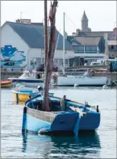  ??  ?? Rois du cabotage, les petits bateaux sont nombreux le long de la côte bigoudène.