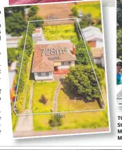  ?? Pictures: PETER RISTEVSKI ?? TOP AND LEFT: The house at 1 Kinross St, Belmont. ABOVE: Auctioneer Tony Moorfoot. RIGHT: Buyer’s agent Julian Muldoon.