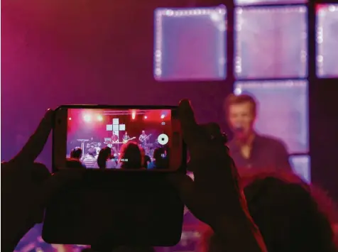  ?? Foto: Michael Ermark ?? Rock-my-life kombiniert ein Rockkonzer­t mit einem Gottesdien­st – mitfilmen mit dem Smartphone, wie hier im Gemeindeze­ntrum St. Johannes, ist dabei ausdrückli­ch erwünscht.