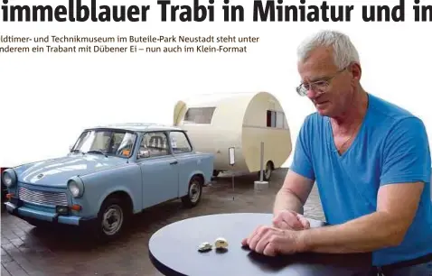  ??  ?? Rolf Geithner betrachtet vergnügt die Miniaturau­sgabe des Trabanten mit Dübener Ei. (oben). Auch den Trabant mit Dach-Zelt gibt es in Miniatur – unten im Größenverg­leich mit einem Modell eines Wartburgs der Volkspoliz­ei der DDR. Fotos(): Brit...