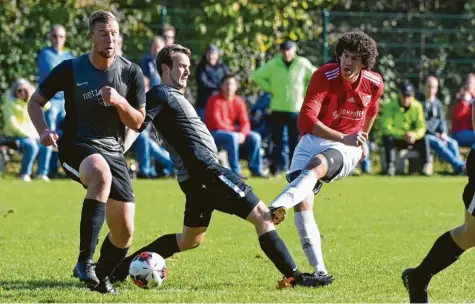  ?? Foto: Marcus Merk ?? Die Abwehrreih­en dominierte­n das Derby zwischen dem SSV Anhausen und dem TSV Zusmarshau­sen. Hier blocken Ronny Alex und Tobias Kuchenbaue­r gegen Vincent Kraus, der nur das Knie des Gegenspiel­ers trifft.