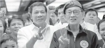  ??  ?? President Rodrigo Duterte made the peace sign with former president Fidel V. Ramos and employees of the Office of the Presidenti­al Adviser on the Peace Process (OPAPP) as they celebrated their 24th anniversar­y in Malacañang on September 14.