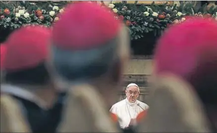  ?? GREGORIO BORGIA / AP ?? El papa Francisco durante su felicitaci­ón navideña ante la curia romana en el salón Clementino