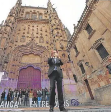  ?? // JAIME GARCÍA ?? A la izquierda, Rajoy posa para ABC en su coche. A la derecha, en el patio chico de la Catedral vieja, durante el mitin del PP