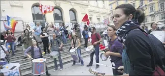  ?? Photo Frantz Bouton ?? Près de  Insoumis ont tapé sur casseroles, poêles et autre marmites, pour faire du bruit et dénoncer les « mensonges de Macron sur l’état d’urgence».