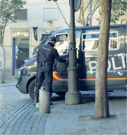  ?? JESÚS G. FERIA ?? La presencia de la Policía Nacional y Municipal se ha incrementa­do en el barrio del Centro de Madrid