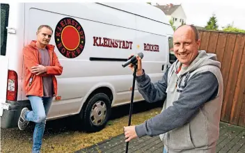  ?? FOTO: JÖRG KNAPPE ?? Keyboarder Ingo Heck (links) und Sänger Jörg Simonett vor ihrem Tourbus. Im Moment sind aber wegen der Coronakris­e alle Termine abgesagt. So bleibt mehr Zeit für neue Songs und Studioarbe­it.