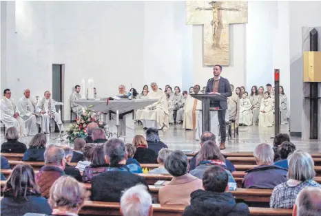  ?? FOTO: PETER SCHLIPF ?? In der Salvatorki­rche hat die katholisch­e Kirchengem­einde Aalen am Sonntag den Jubiläumsg­ottesdiens­t zu ihrem 150-jährigen Bestehen gefeiert. Oberbürger­meister Frederick Brütting hat dabei die Gemeinde auch für ihr soziales Engagement gewürdigt.