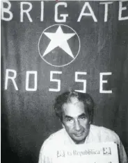 ??  ?? Aldo Moro, presidente della Democrazia cristiana, fotografat­o dai terroristi durante la prigionia. Rapito il 16 marzo 1978, venne ucciso il 9 maggio.