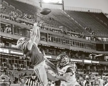  ?? Photos by Jon Shapley / Staff photograph­er ?? University of Houston tight end Christian Trahan (85) catches a 6-yard TD pass from QB Clayton Tune, his third and final TD pass of the game, in the fourth quarter. Trahan finished with three catches for 23 yards.