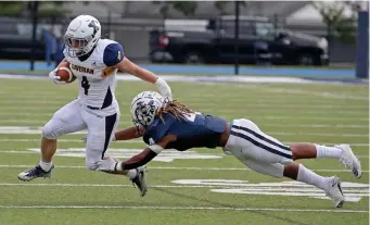  ?? StuARt cAHiLL / HeRALd stAff ?? JUST OUT OF REACH: Xaverian’s Michael Oates, left, outruns Lawrence’s Jadiel Gomez on Saturday in Lawrence.