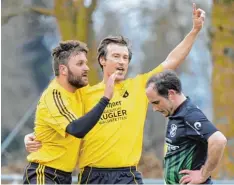  ?? Foto: Ernst Mayer ?? Der Waldstette­r Daniel Seitz (Mitte) bejubelt sein Tor zum 1:0. Am Ende siegte sein Team souverän.