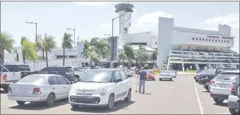  ??  ?? En el estacionam­iento del aeropuerto ya ni se respetan los lugares demarcados.