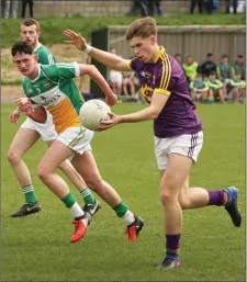  ??  ?? Eoin Porter prepares to pass as Offaly’s Mark Newman looks on.