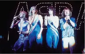  ??  ?? ABBA, ci-dessus en 1979, organise une tournée en hologramme­s en 2019.
