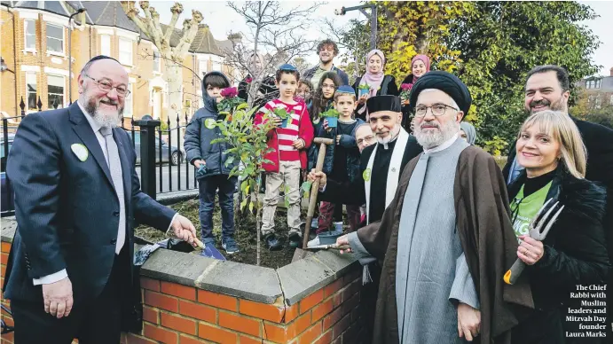  ?? PHOTO: YAKIR ZUR ?? The Chief Rabbi with Muslim leaders and Mitzvah Day founder Laura Marks