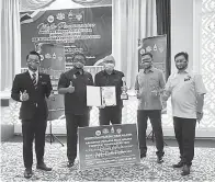  ??  ?? TAHNIAH: Ellron (dua kiri) menunjukka­n isyarat bagus selepas menyampaik­an anugerah kepada SUARA yang diwakili Mohd Halbi (tengah) dalam satu majlis yang diadakan di ibu negeri.