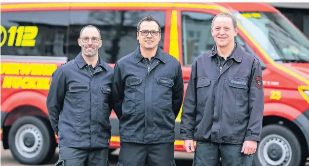  ?? FOTO: RUTH KLAPPROTH ?? Andreas Worms, Sebastian Hönigs und Josef Loers (v.l.) sind das neue Führungstr­io der Hückelhove­ner Feuerwehr.