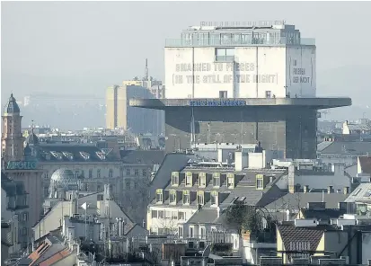  ??  ?? Seit 2012 in der Wirkung beeinträch­tigt: Lawrence Weiners Mahnmal am Flakturm im Esterházyp­ark.