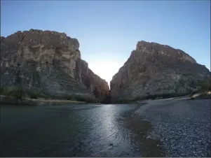  ?? PHOTO BY KRIS SAMRAJ ?? Santa Elena Canyon. Mexico is left of the Rio Grande River, America to the right.