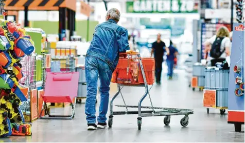  ?? Fotos: Uwe Anspach, dpa; imago/sven Simon; Patrick Pleul, dpa ?? Viele Männer gehen gerne in den Baumarkt – und sind passionier­te Heimwerker. Im Laufe von nur wenigen Jahrzehnte­n sei Heimwerken in Deutschlan­d zu einer „Massen bewegung“geworden, erklärt der aus Braunschwe­ig stammende Historiker Jonathan Voges.