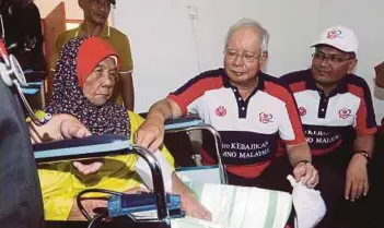  ??  ?? NAJIB melawat Saodah di rumahnya di Kampung Tanjung Medang Hilir sempena program UMNO Bantu Rakyat 2.0 di Pekan, Pahang, semalam.