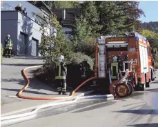  ?? FOTO: ?? Blitzschne­ll waren Löschwasse­rschläuche gelegt – gebraucht wurde das Wasser dann aber nicht.