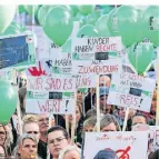  ?? FOTO: DPA ?? Im vergangene­n Oktober demonstrie­rten viele Mitarbeite­nde aus Kitas in Düsseldorf vor dem Landtag.