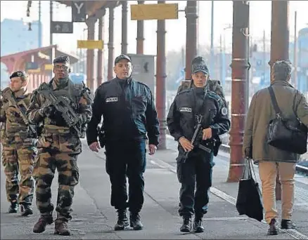  ?? PATRICK HERTZOG / AFP ?? Soldados y policías patrullaba­n ayer la estación ferroviari­a de Estrasburg­o