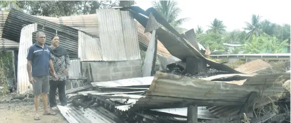  ?? Photo: Karalaini Tavi ?? Home owner, Yashad Ali and wife Sheena Ali, look over what’s left of their home in Kerebula Settlement in Nadi on November 11, 2017.