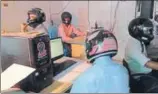  ?? DHARMENDRA KUMAR/HT ?? The dilapidate­d condition of the blockcumci­rcle office building in Bihar’s East Champaran has prompted its staff to wear helmets at workplace for safety.