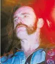  ??  ?? Lemmy během koncertu v Trutnově roku 2004. Foto: MAFRA