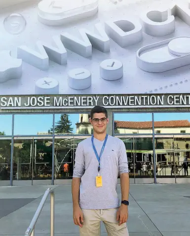  ??  ?? Informatic­o Il 17enne Federico Galbiati, studente del liceo scientific­o Bramante di Magenta, a San Jose (Usa) per il Wwdc di Apple