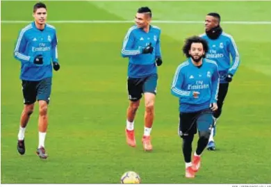  ?? EFE / FERNANDO VILLAR ?? Varane, Casemiro, Vinicius y Marcelo, trotando durante el entrenamie­nto de ayer.