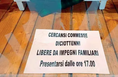  ?? (foto da The Post Internazio­nale) ?? L’annuncio Il cartello apparso nel negozio di Asiago e ritenuto discrimina­torio