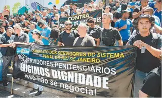  ?? TÂNIA RÊGO/AGÊNCIA BRASIL ?? Servidores protestara­m ao longo dos dias de votação na Alerj contra medidas de austeridad­e do governo