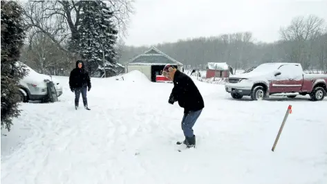  ?? SUPPLIED PHOTO ?? Phil takes a mid-winter practice swing with a driver.