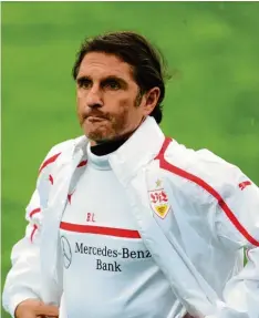  ?? Foto: Hannibal Hanschke, dpa ?? Bruno Labbadia zieht wieder den Trainingsa­nzug des VfB Stuttgart an und übernimmt den Bundesligi­sten.