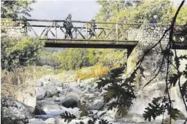  ?? EL PERIÓDICO ?? Por un puente, camino de Jarandilla de la Vera. ▷