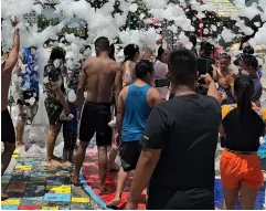  ?? ?? People enjoyed the foam bath at Campuestoh­an Highland Resort in Talisay City during the Easter Sunday celebratio­n.