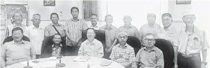  ??  ?? SEDIA BERKHIDMAT: Hendi (duduk, tengah) bersama yang lain selesai mesyuarat pertama Majlis KMKK Daerah Mukah.