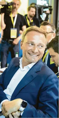  ??  ?? Foto: Kay Nietfeld, dpa Christian Lindner hatte gut lachen, nachdem ihn die Delegierte­n für seine Rede gefeiert und mit 86,6 Prozent als Parteichef bestätigt hatten.