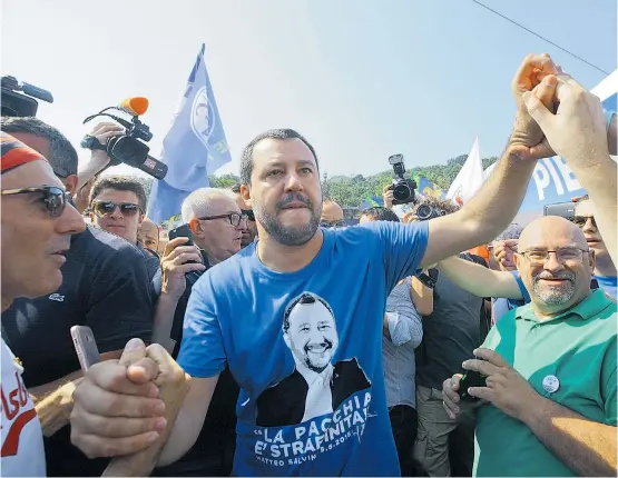  ??  ?? Der Kurs von Italiens Innenminis­ter Matteo Salvini schreckt die italienisc­he Wirtschaft, die „nicht nur über Migranten reden“will.